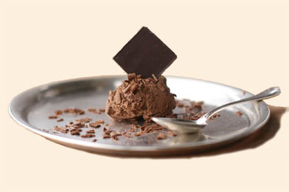 Schokoladenmousse auf Silbertablett