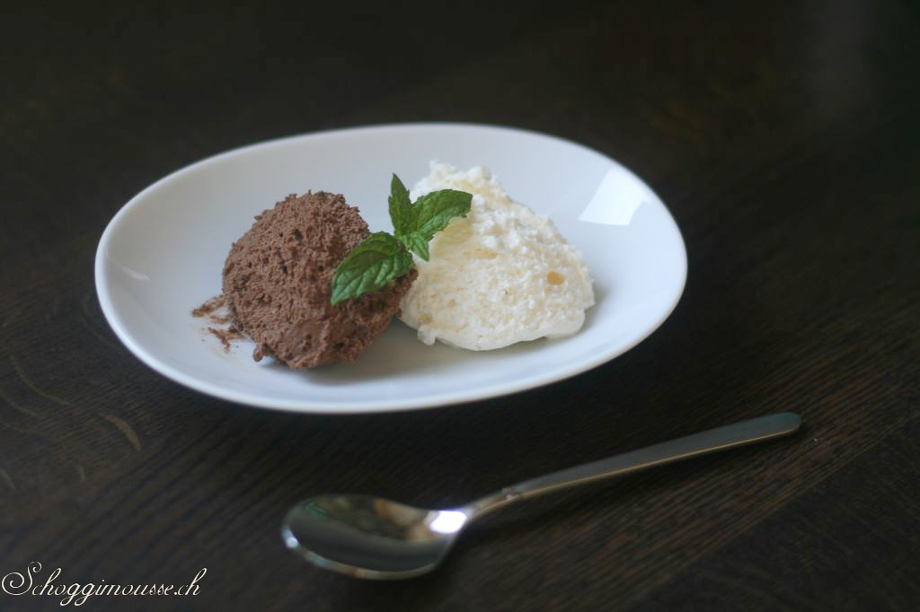 Kokosmousse und dunkle Schokoladenmousse, garniert mit Minze