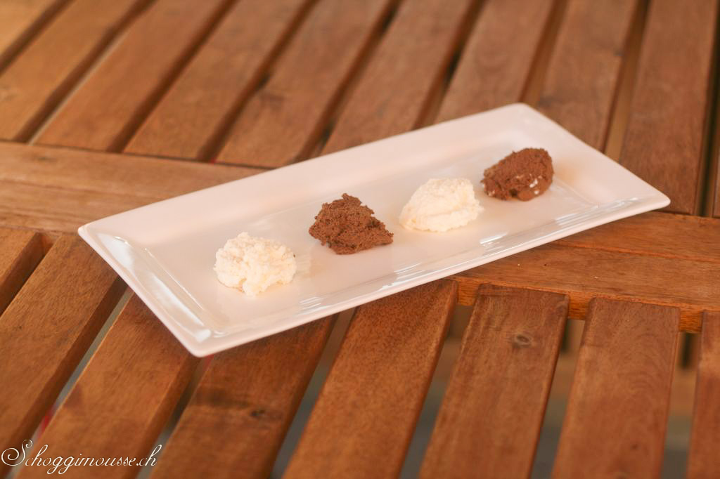 Platte mit Kokosmousse und dunkler Schokoladenmousse