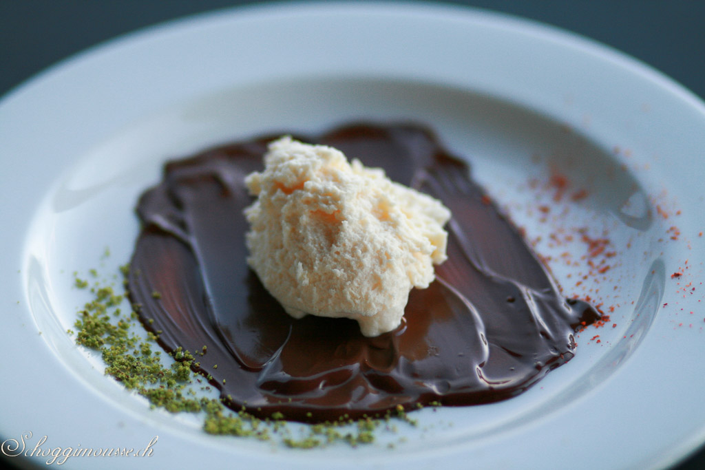 Weisse Schokoladenmousse auf dunkler Schokolade