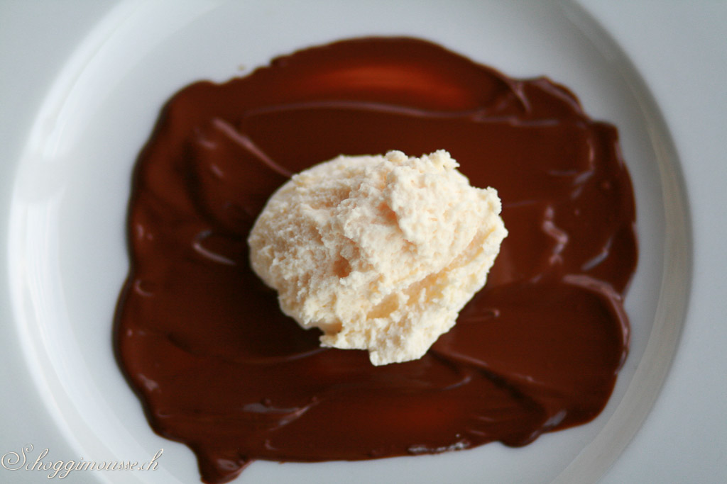 Weisse Schokoladenmousse auf dunkler Schokolade
