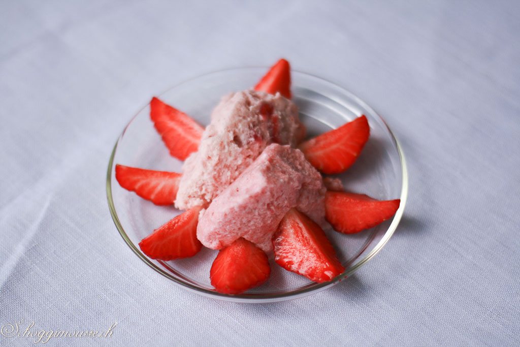 Erdbeermousse mit frischen Erdbeeren