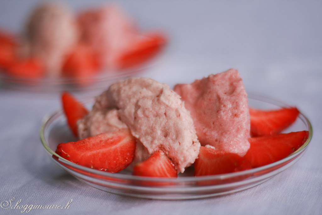 Erdbeermousse mit frischen Erdbeeren