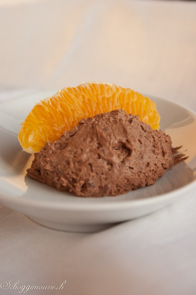 Schokoladenmousse mit kandierter Orangenschale und Orangen&ouml;l