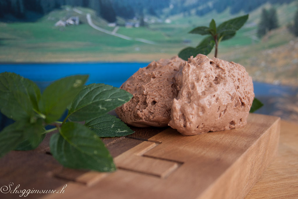 Schokoladenmousse mit Extrakten aus Schweizer Alpenkr&auml;utern
