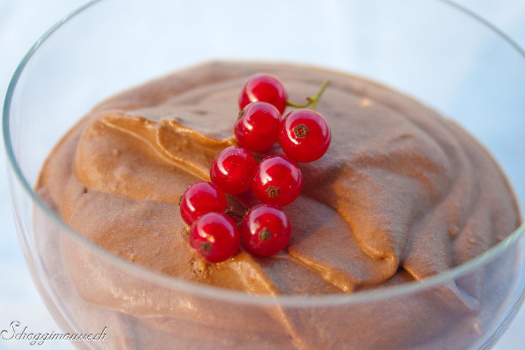 Schokoladenmousse garniert mit Johannisbeeren