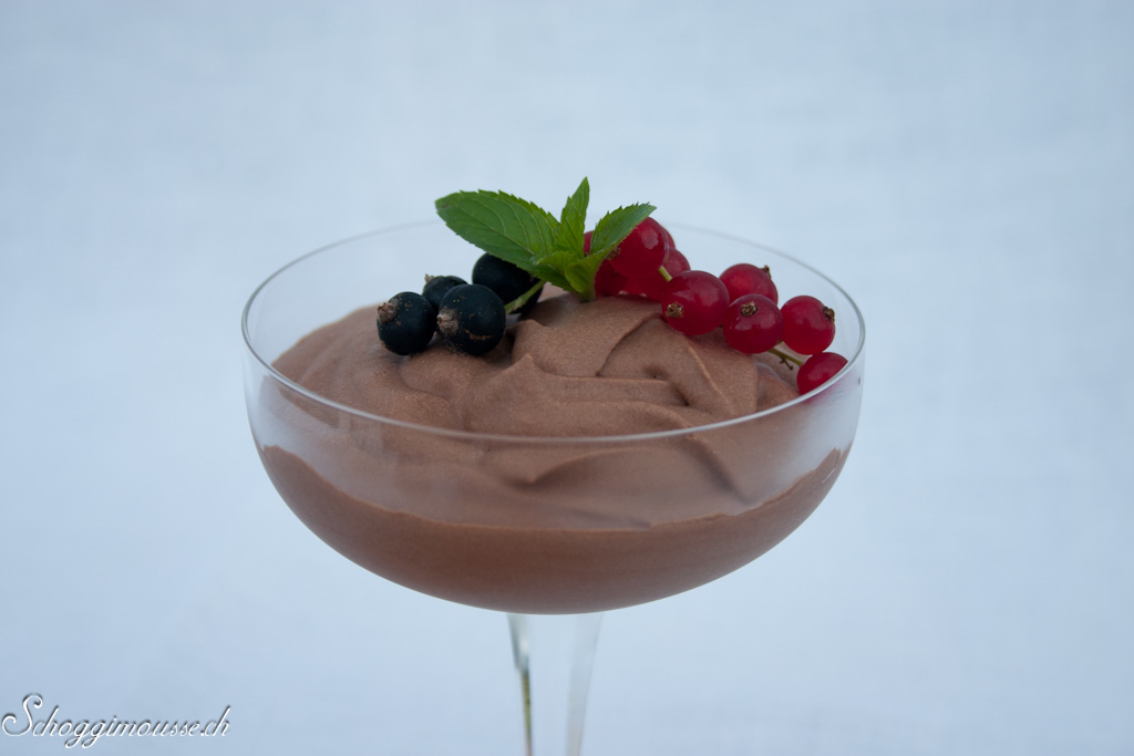 Zartbitter-Schokoladenmousse mit Beeren